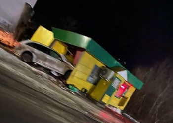 «За шаурмой заехал»: в Казани автомобиль протаранил ларек