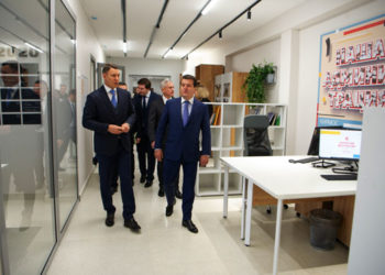 В Челнах помогли собаке, которая застряла в заборе