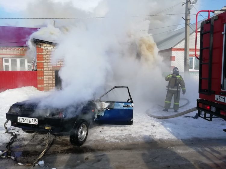 Житель Нурлата получил ожоги рук, пытаясь потушить вспыхнувшую машину