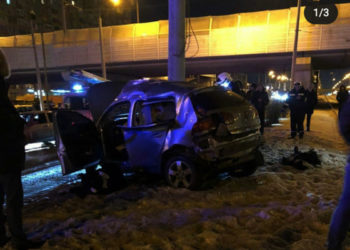 В Казани иномарка влетела на скорости в столб, погибли двое молодых парней