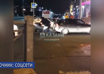 Видео: в Казани водитель и пешеход подрались прямо на дороге