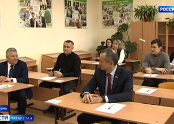 Рафис Бурганов сдал ЕГЭ вместе с родителями школьников