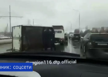 В Казани прямо посередине дороги перевернулся фургон