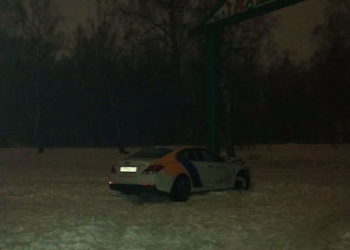 Каршеринговая иномарка въехала в столб во время дрифта в Мирном — соцсети