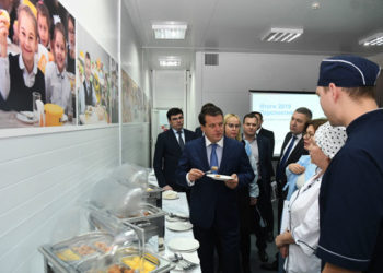 Ильсур Метшин попробовал блюда из обновленного школьного меню