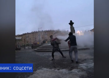 В центре Казани произошла схватка на огнетушителях