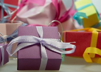 Стало известно, сколько женщины готовы потратить на подарок для своего мужчины