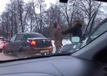 В соцсетях появилось видео с дракой двух водителей прямо посреди дороги в Казани
