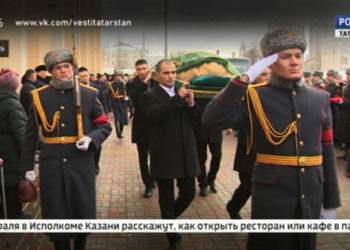 В Казани прошел матч по хоккею с мячом в валенках