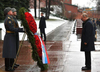 Путин возложил венок к Могиле Неизвестного солдата у Кремлевской стены
