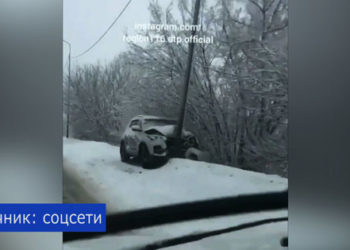 Иномарка врезалась в столб на въезде в Казань (ВИДЕО)