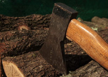 Мужчина избил знакомого топором и куском забора