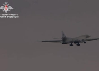 Появилось видео первого полета модернизированного ракетоносца Ту-160М в небе над Казанью