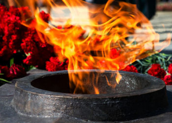 В парке Победы возложили цветы к Вечному огню в честь Дня защитника Отечества