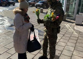 Спецназ хорошего настроения: росгвардейцы поздравили жительниц Казани с праздником