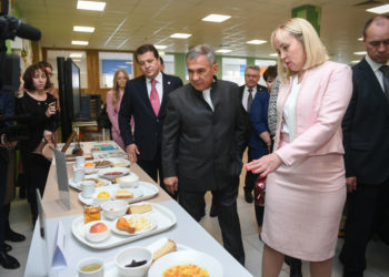 Минниханов оценил качество горячего питания казанских школьников