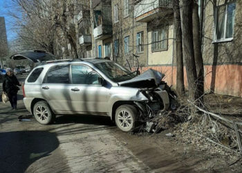 В Казани водитель врезался в два дерева и едва не сбил ребенка с отцом