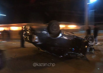 Соцсети: на проспекте Ямашева перевернулся автомобиль