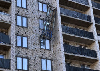 Скончался третий рабочий из пяти, выпавших из строительной люльки в Казани