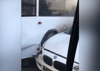 На Горьковском шоссе два автомобиля столкнулись с автобусом