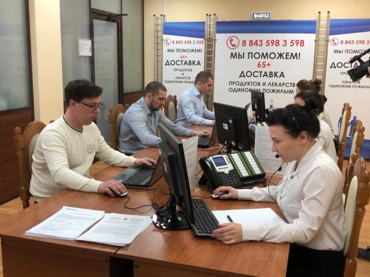 Минниханов проверил работу центра, принимающего звонки от одиноких пожилых
