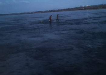 В Татарстане помощь спасателей понадобилась двум рыбакам, которые не смогли выбраться со льда