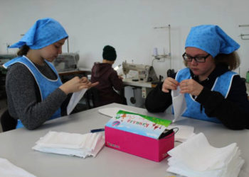 Кукморские студенты начали шить защитные маски