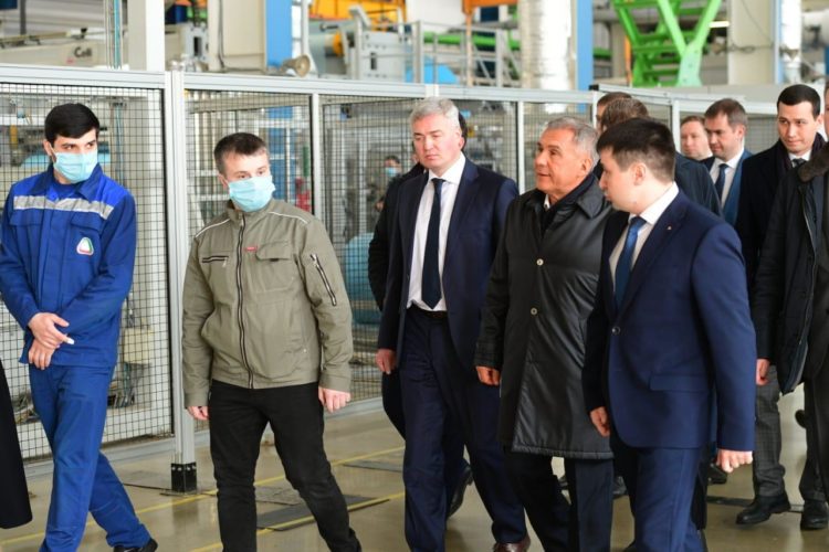 Рустам Минниханов поручил проработать вопрос о поставках медицинских масок в Татарстан