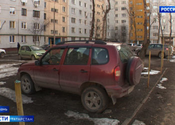 В Казани жильцы дома спорят из-за самопровозглашенной парковки во дворе