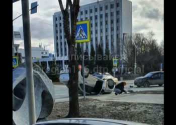 В Казани в результате аварии автомобиль перевернулся на крышу