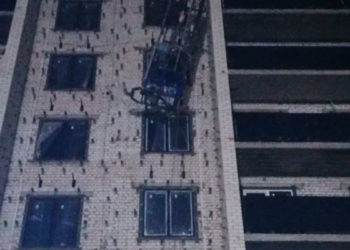 Двое рабочих разбились насмерть, выпав из строительной люльки на стройплощадке в Казани