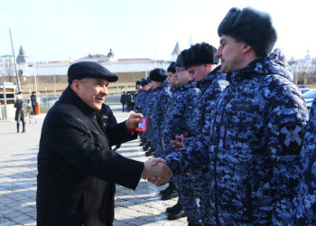 Минниханов вручил росгвардейцам ключи от новых автомобилей