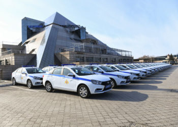 Минниханов вручил росгвардейцам ключи от новых автомобилей