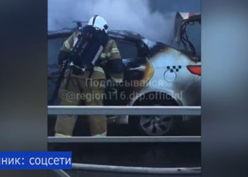 Видео: в центре Казани сгорел автомобиль такси