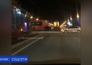 Соцсети: в Казани пассажиры толкали автобус