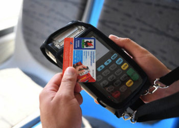 Казанцам порекомендовали расплачиваться за проезд бесконтактным способом