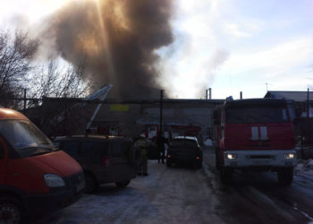 Спасатели ликвидировали крупный пожар на мебельном складе в Казани