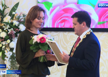Ильсур Метшин в Казани наградил «Женщин года»