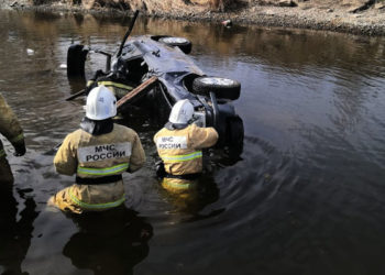 В Татарстане автомобиль вылетел в канал с водой — водитель погиб, пассажир госпитализирован