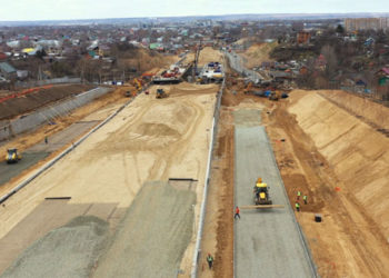 На стройке Большого Казанского кольца начали укладывать трамвайные пути: фотографии