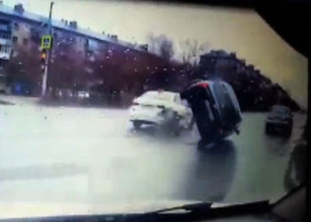 В Казани на видео попало серьезное ДТП с перевернувшимся автомобилем