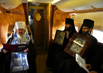 Митрополит Феофан облетел Казань на вертолете с иконами и молитвами