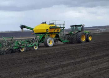 Аграрии Буинского и Нурлатского районов первыми вышли на сев яровых культур