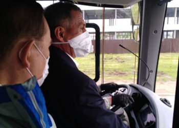 Рустам Минниханов приехал к КАМАЗу за рулем нового электробуса