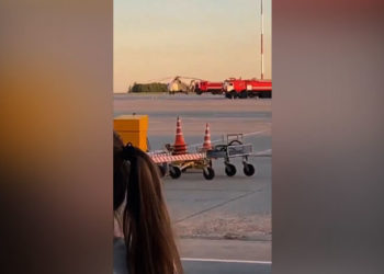 В казанском аэропорту проверяют самолет из Петербурга после сообщения о бомбе