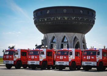 Президент Татарстана вручил пожарным ключи от новой спецтехники