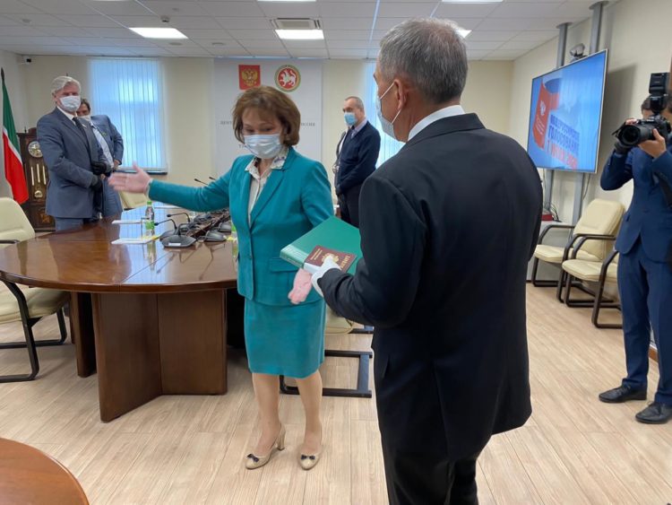 Рустам Минниханов подал документы в ЦИК РТ на выдвижение кандидатом в Президенты Татарстана