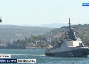 Татарстанские корабли принимают участие в торжественном параде ВМФ