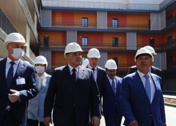 Мишустин осмотрел строящийся корпус инфекционной больницы в Казани