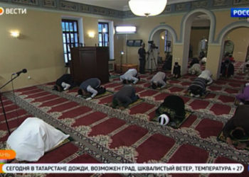 Рустам Минниханов принял участие в утреннем намазе в Галеевской мечети